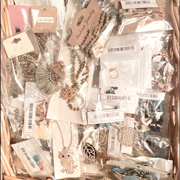 🌾MYSTERY SURPRISE 6 FOR $38 JEWELRY BUNDLE - Picture 6 of 16